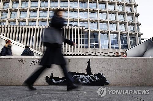 뱅크시 작품으로 추정되는 런던 벽화 [EPA=연합뉴스 자료사진.재판매 및 DB금지]