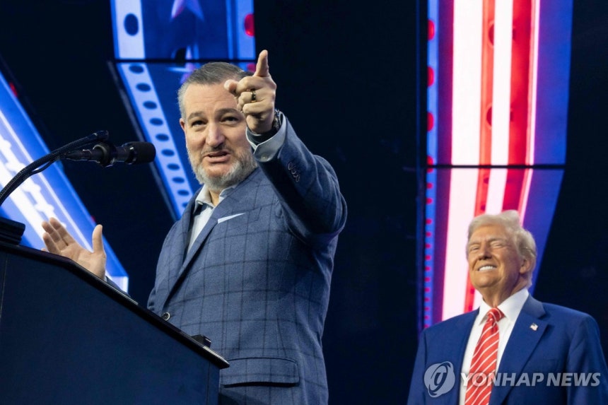 도널드 트럼프 대통령 앞에서 연설하는 테드 크루즈 상원의원 [AFP 연합뉴스 자료사진]