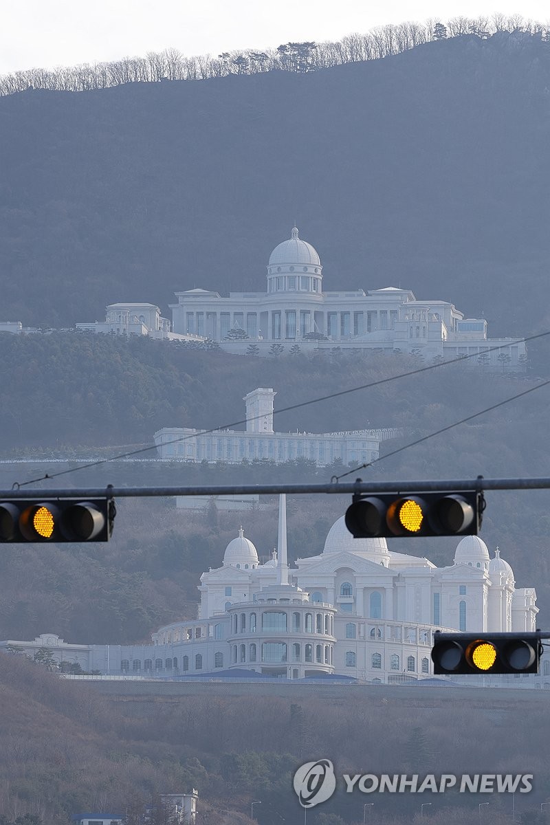 적막한 가평 통일교 본부 (가평=연합뉴스) 임병식 기자 = 통일교 금품수수 의혹이 정치권을 강타한 가운데 12일 오전 경기도 가평군 통일교 천정궁 일대가 적막하다.2025.12.12 andphotodo@yna.c