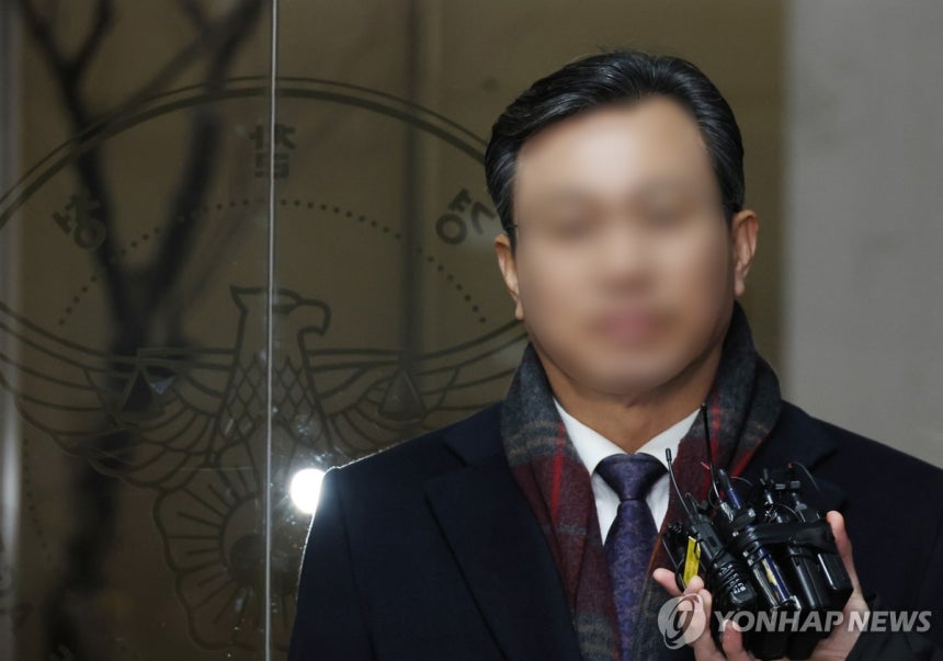 '통일교 자금관리' 전 총무처장 소환조사 (서울=연합뉴스) 이진욱 기자 = 통일교의 정치인 금품 의혹 관련 통일교 세계본부 총무처장을 지냈던 조모 씨가 23일 서울 서대문구 경찰청에 참고인 신분으로 출석하고 있다.