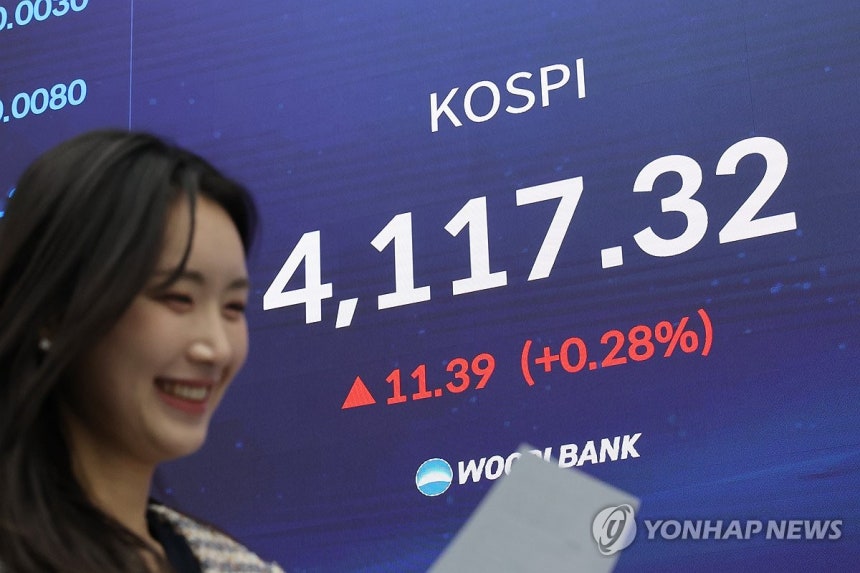 코스피 강보합 마감 (서울=연합뉴스) 임화영 기자 = 코스피가 강보합으로 마친 23일 서울 중구 우리은행 본점 딜링룸 현황판에 코스피 종가가 표시돼있다.이날 코스피는 전장보다 11.39포인트(0.28%) 오