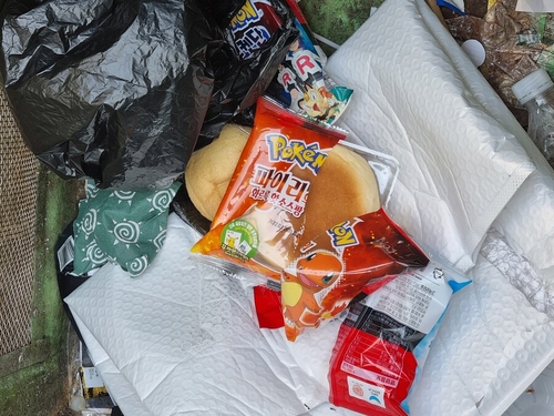 버려져 있는 포켓몬빵 [SNS 캡처.재판매 및 DB 금지]