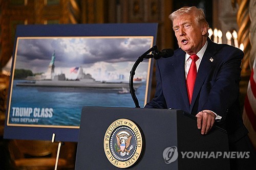 22일 해군 군함건조 계획 밝히는 트럼프 (마러라고<미 플로리다주> AFP=연합뉴스)