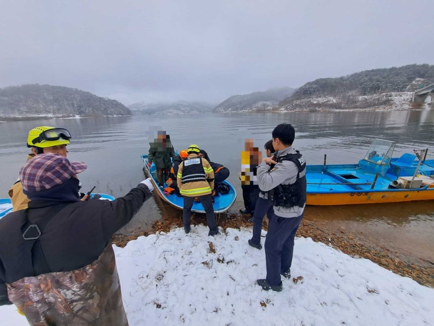 양구 공수대교 선박 충돌 [강원특별자치도소방본부 제공.재판매 및 DB 금지]