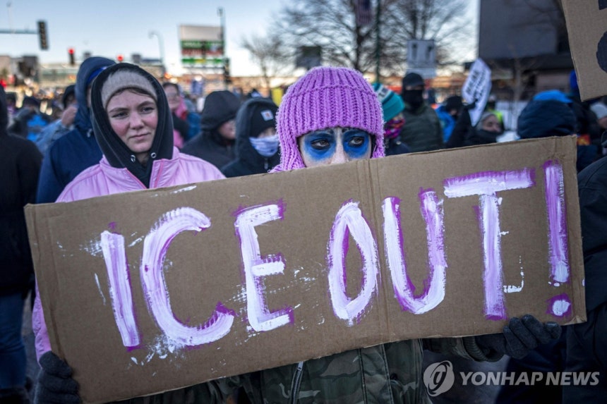 (AFP=연합뉴스) 지난 20일 미국 미네소타주 미니애폴리스 인근에서 미국 이민세관단속국(ICE)의 법집행에 반대하는 시위가 열리고 있다.