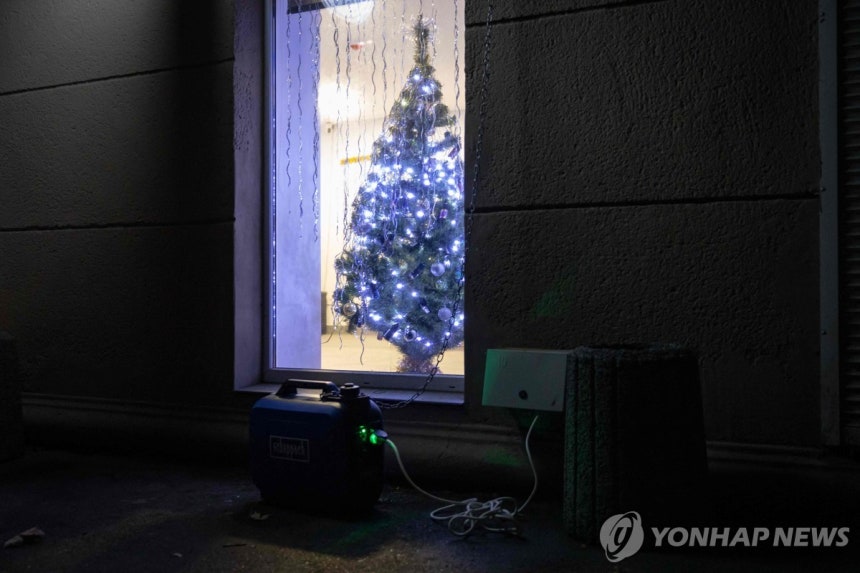 우크라이나 오데사의 한 주택에 설치된 크리스마스 트리와 발전기 [AFP 연합뉴스.재판매 및 DB 금지]