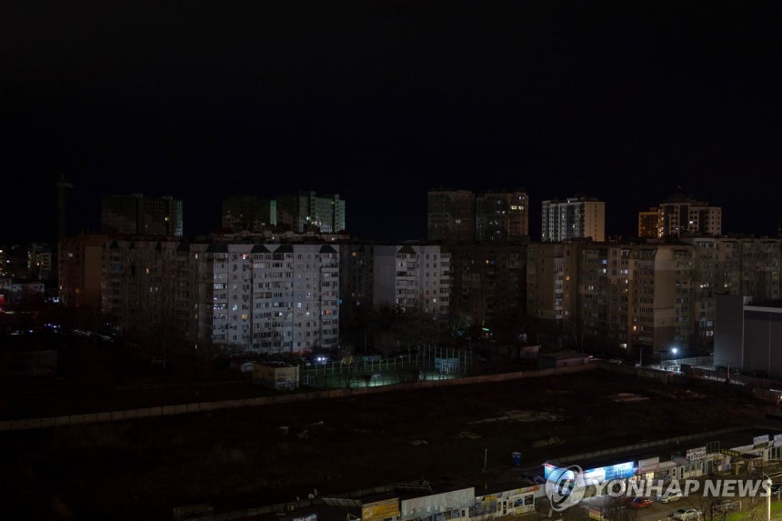 정전으로 암흑이 된 우크라이나 오데사의 한 아파트 단지 [AFP 연합뉴스.재판매 및 DB 금지]