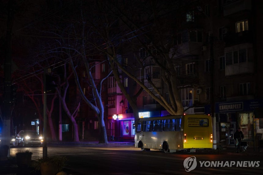 정전으로 암흑이 된 우크라이나 오데사의 거리 [AFP 연합뉴스.재판매 및 DB 금지]