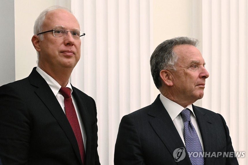 러시아 푸틴 대통령의 특사인 키릴 드미트리예프와 미국 트럼프 대통령의 특사인 스티브 윗코프 [AP/크렘린풀 연합뉴스 자료사진.재판매 및 DB 금지]