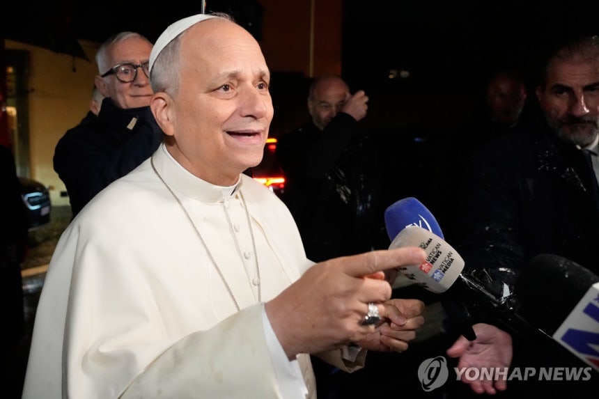 기자 질문에 답하는 레오 14세 교황 [AP=연합뉴스 자료사진.재판매 및 DB 금지]