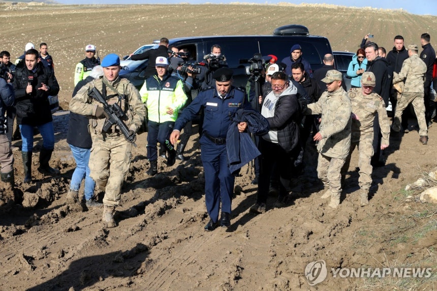 추락 현장 방문한 리비아 대표단 [EPA 연합뉴스.재판매 및 DB 금지]