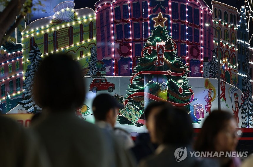 명동 찾아온 크리스마스 트리 [연합뉴스 자료사진]