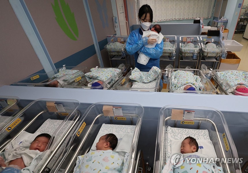 신생아 돌보는 간호사 [연합뉴스 자료사진]