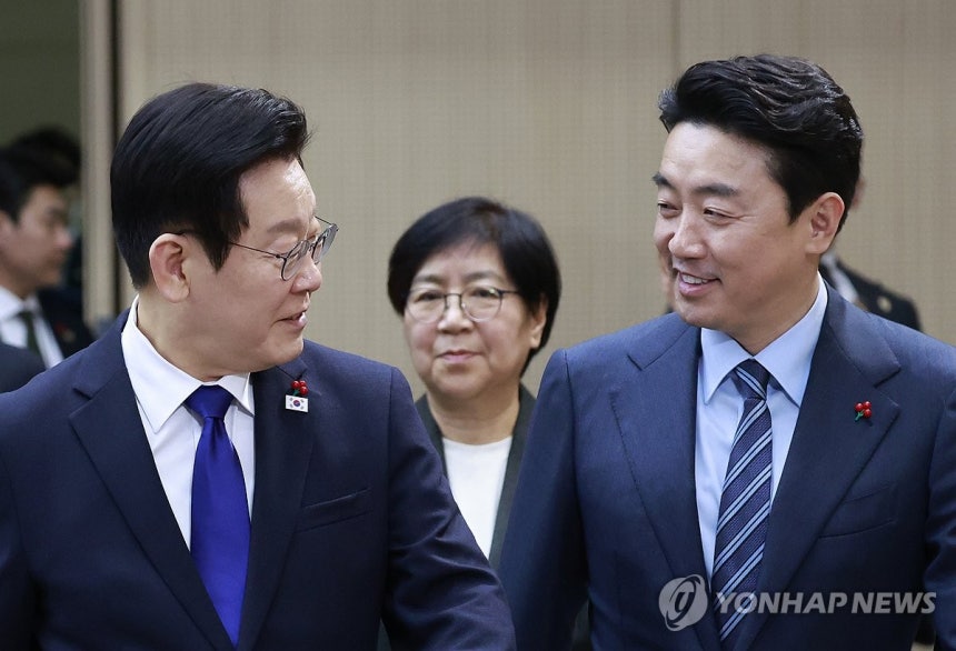 이재명 대통령, 복지부·식약처 업무보고 입장 (세종=연합뉴스) 김도훈 기자 = 이재명 대통령과 강훈식 비서실장이 16일 정부세종컨벤션센터에서 열린 보건복지부(질병관리청)·식품의약품안전처 업무보고에 입장하고 있다.