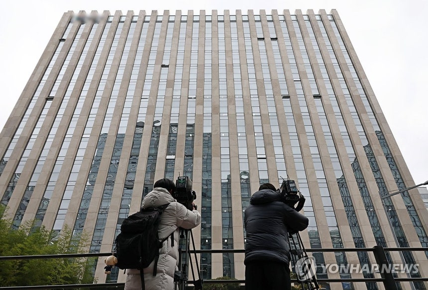 상설특검,쿠팡CFS 압수수색 (서울=연합뉴스) 김인철 기자 = 쿠팡 수사 무마·퇴직금 미지급 의혹을 수사하는 안권섭 특별검사팀이 쿠팡에 대한 강제수사에 착수하며 압수수색 중인 23일 서울 송파구 문정동 쿠팡풀필먼트