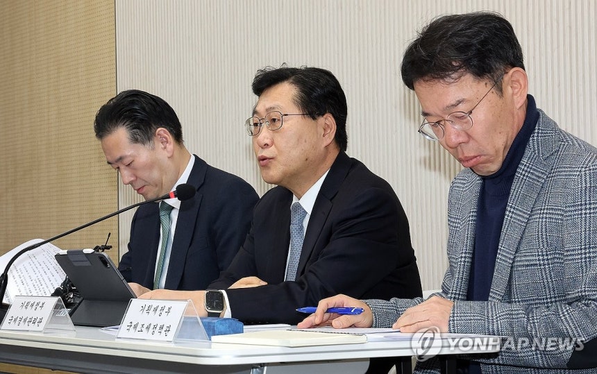 국내 투자 및 외환 안정 세제지원 방안 브리핑 (세종=연합뉴스) 배재만 기자 = 최지영 기획재정부 국제경제관리관(가운데)이 24일 정부세종청사 기재부 기자실에서 국내 투자 및 외환 안정 세제지원 방안에 관해 설명하고