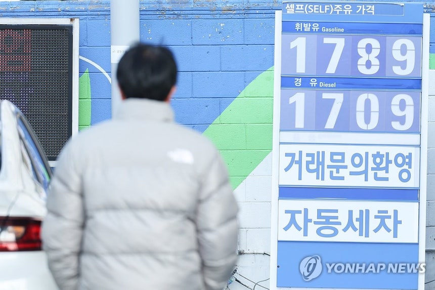 유류세 인하 2개월 연장…자동차 개소세 인하는 내년 6월말까지(서울=연합뉴스) 류효림 기자 = 정부는 물가 안정 및 민생 회복 지원을 위해 이달 말 종료 예정인 유류세 인하 조치를 2개월 연장한다고 24일 밝혔다.