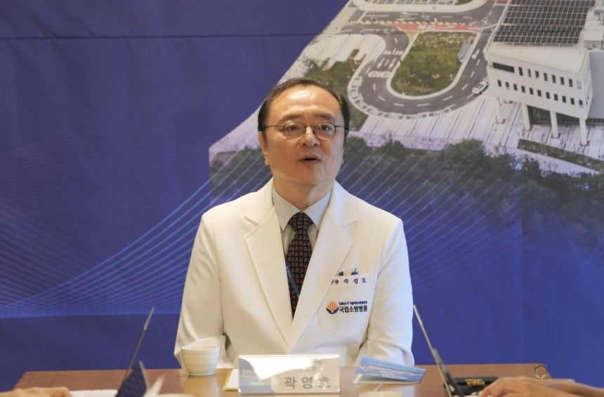 (음성=연합뉴스) 서울대학교병원 운영 국립소방병원은 24일 현판식을 열고 시범진료를 개시했다.사진은 초대 병원장인 곽영호 국립소방병원 원장(서울대병원 응급의학과 교수)이 시범진료 개시 기자간담회에서 국립소방병원의 