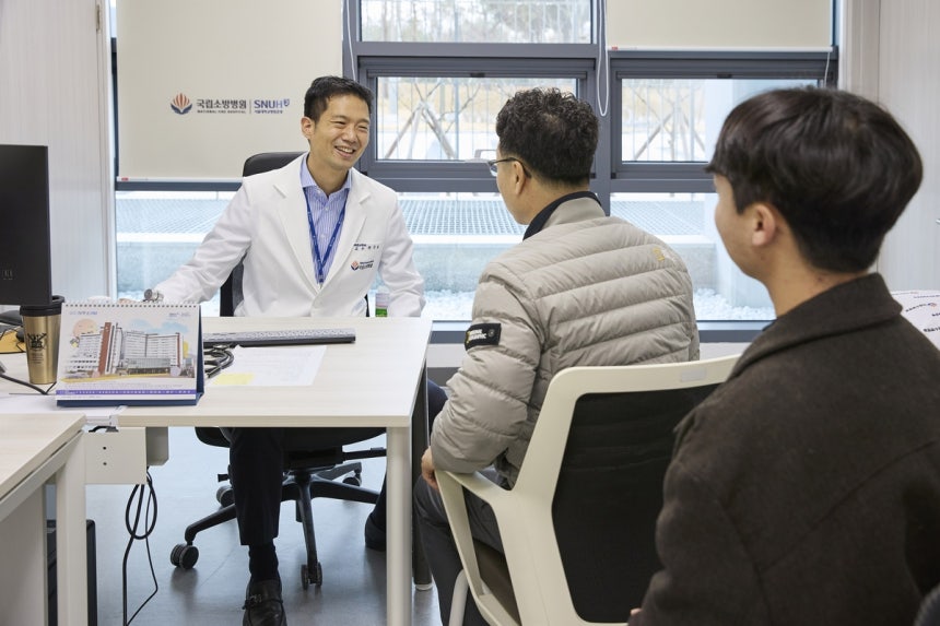 (음성=연합뉴스) 서울대학교병원 운영 국립소방병원은 24일 현판식을 열고 시범진료를 개시했다.사진은 1호 환자 시범진료 모습.2025.12.24.[서울대병원 제공.재판매 및 DB 금지]