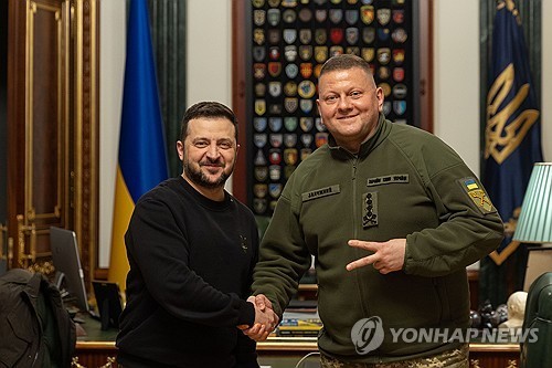 젤렌스키 우크라이나 대통령(왼쪽)과 잘루즈니 전 총사령관(오른쪽) [우크라이나 대통령실 제공.EPA 연합뉴스 자료사진.재판매 및 DB 금지] 