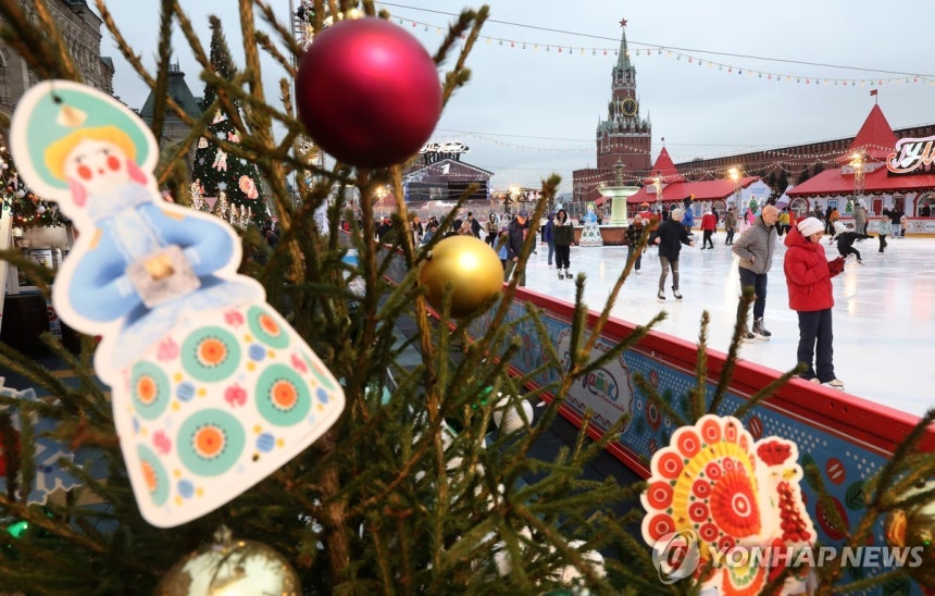 크렘린궁 앞 붉은광장의 크리스마스 장식과 야외 스케이트장 [EPA 연합뉴스 자료사진.재판매 및 DB 금지]