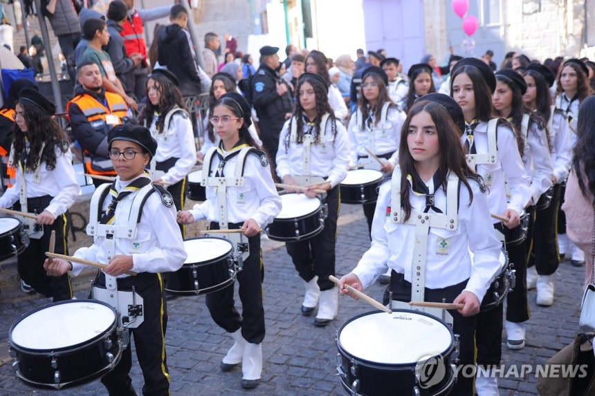(UPI=연합뉴스) 24일 요르단강 서안 지구 베들레헴에서 크리스마스 퍼레이드가 진행되고 있다.