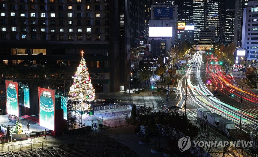 불 밝힌 서울광장 성탄트리 (서울=연합뉴스) 류영석 기자 = 17일 서울광장에서 성탄 트리가 불을 밝히고 있다.2025.11.17 