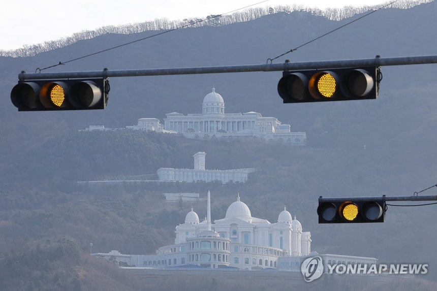 적막한 가평 통일교 본부 (가평=연합뉴스) 임병식 기자 = 통일교 금품수수 의혹이 정치권을 강타한 가운데 12일 오전 경기도 가평군 통일교 천정궁 일대가 적막하다.2025.12.12 