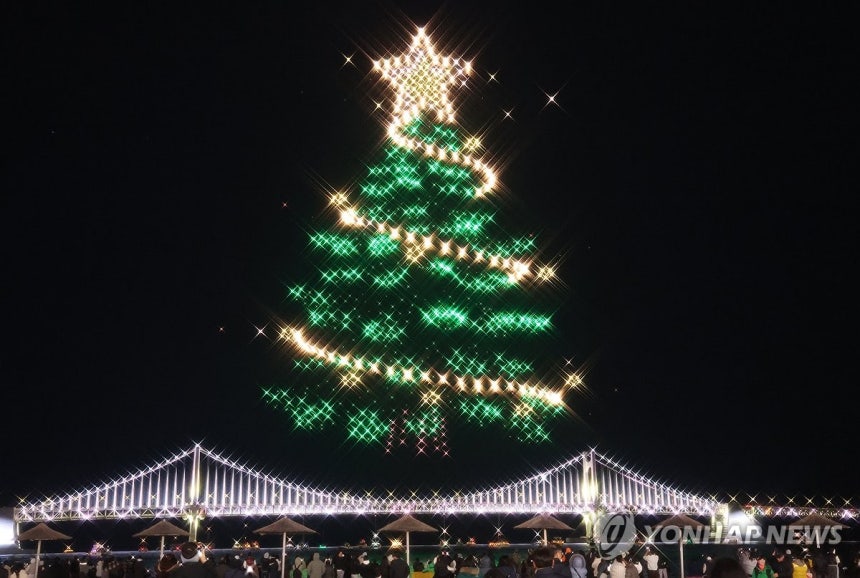 '미리 메리크리스마스' 드론쇼 (부산=연합뉴스) 강선배 기자 = 21일 부산 수영구 광안리해수욕장 일원에서 '미리 메리크리스마스'를 주제로 한 '광안리 M 드론라이트쇼' 특별공연이 펼쳐지고 있다.토요일 우천