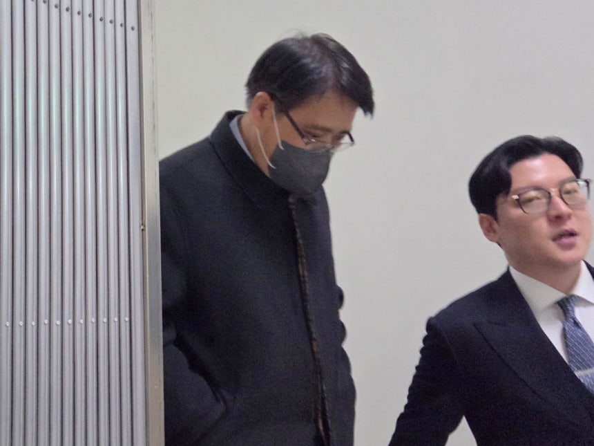 경찰 조사 마친 '통일교 키맨' 송광석 (서울=연합뉴스) 정지수 수습기자 = 통일교 산하단체 천주평화연합(UPF) 회장을 지낸 송광석씨가 26일 오후 서울 마포구 경찰청사에서 조사를 마친 뒤 귀가하고 있다.2025