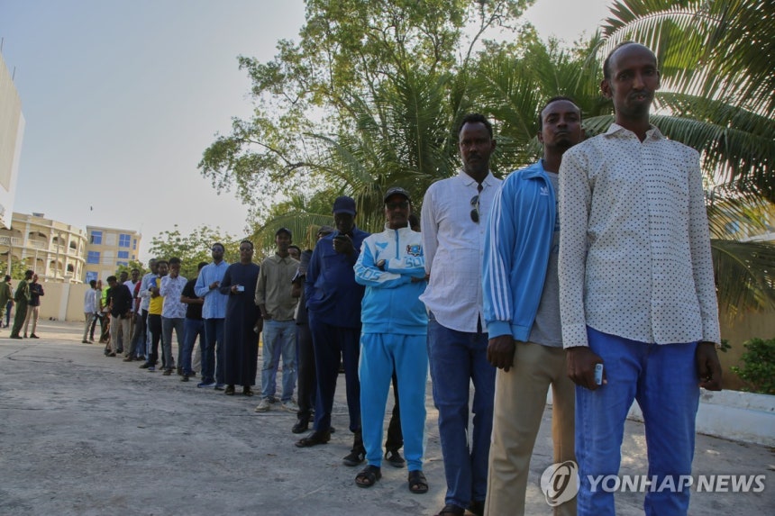 25일 소말리아 모가디슈에서 주민들이 투표를 위해 줄지어 서 있다.[AP=연합뉴스]