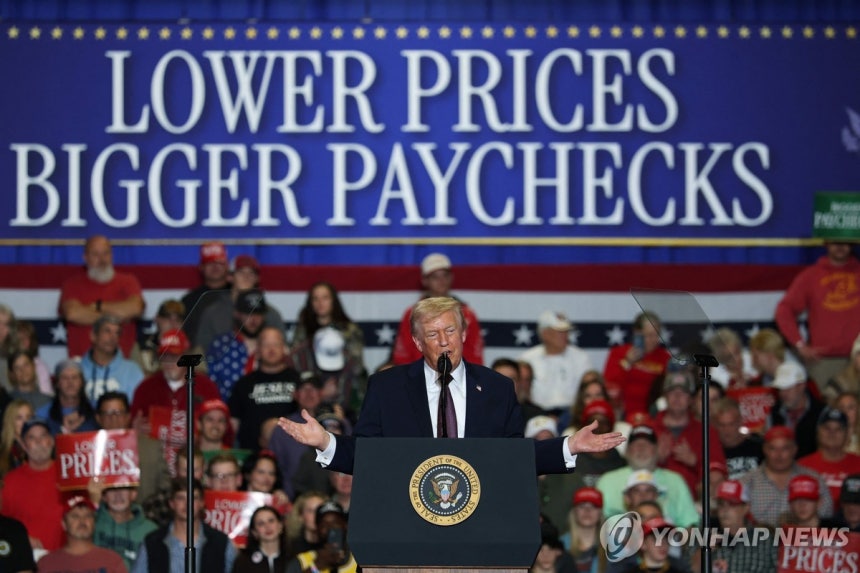 경제성과 홍보하며 경합주 공략 (AFP=연합뉴스) 트럼프 대통령이 19일(현지시간) 경합주 중 한 곳인 노스캐롤라이나주 록키 마운트에서 연설하고 있다.2025.12.19