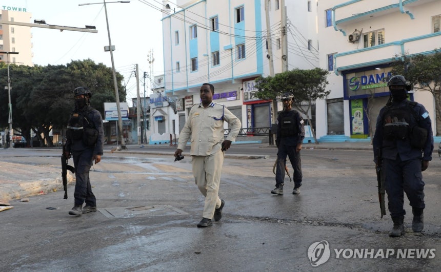 25일 소말리아에서 무장 경찰이 투표소 개장에 앞서 거리를 순찰하고 있다.[로이터 = 연합뉴스]