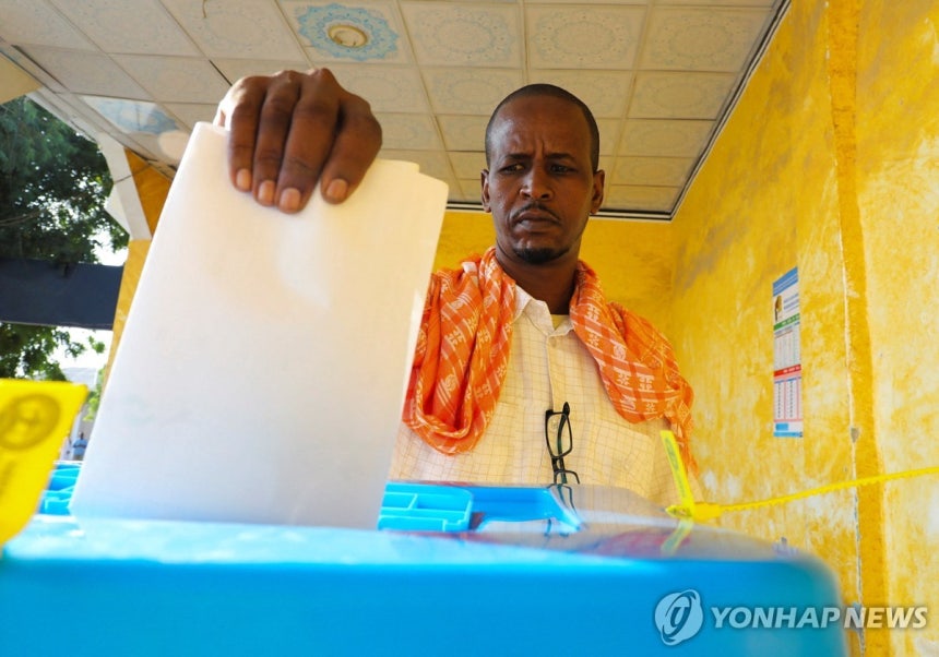 25일 소말리아 모가디슈 호단 지역에서 한 소말리아 남성이 투표하고 있다.[로이터=연합뉴스]