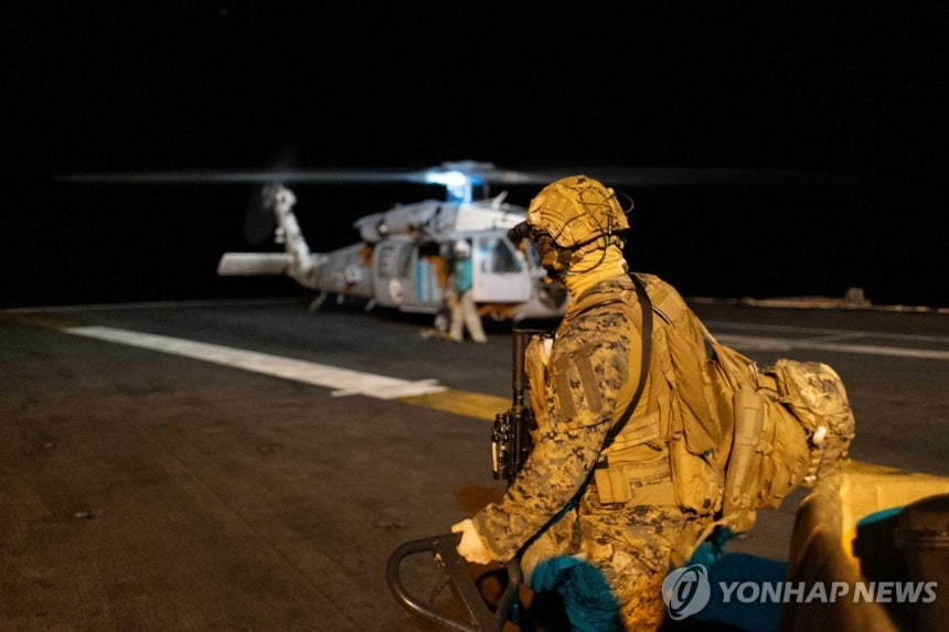 제재대상 유조선 '센추리스' 나포 작전에 투입된 미국 해안경비대 요원 [UPI 연합뉴스 자료사진/U.S.Department of Homeland Security 제공]