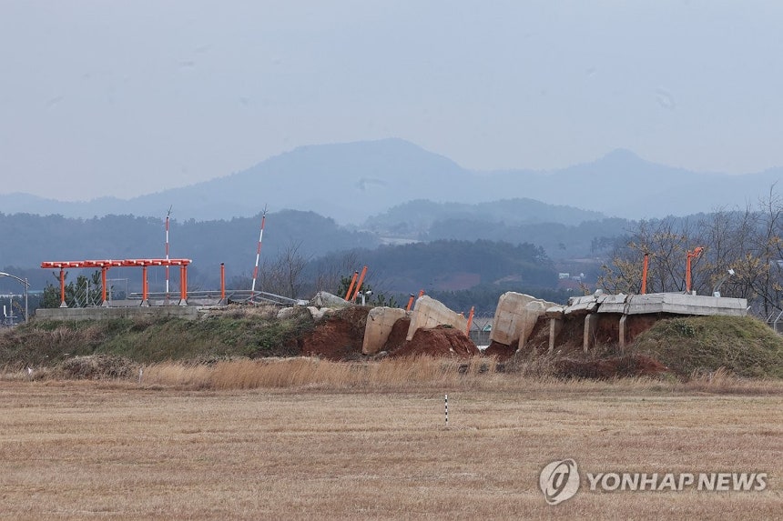 무너진 로컬라이저 (무안=연합뉴스) 김혜인 기자 = 12·29 제주항공 여객기 참사 1주기를 닷새 앞둔 지난 24일 무안국제공항 참사 현장에서 로컬라이저가 무너져있는 모습.2025.12.26 