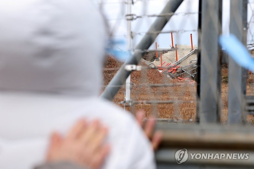 로컬라이저 바라보는 유가족 (무안=연합뉴스) 김혜인 기자 = 12·29 제주항공 여객기 참사 1주기를 닷새 앞둔 지난 24일 무안국제공항 참사 현장 인근에서 유가족들이 무너진 로컬라이저(방위각시설)를 바라보고 있다.