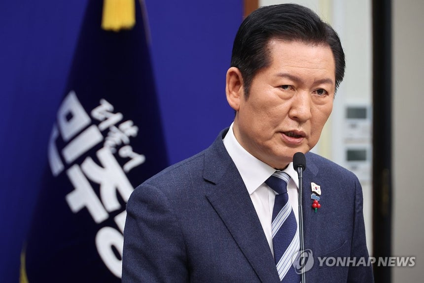 민주당 정청래 대표 기자회견 (서울=연합뉴스) 김주성 기자 = 더불어민주당 정청래 대표가 26일 서울 여의도 국회에서 열린 기자회견에서 