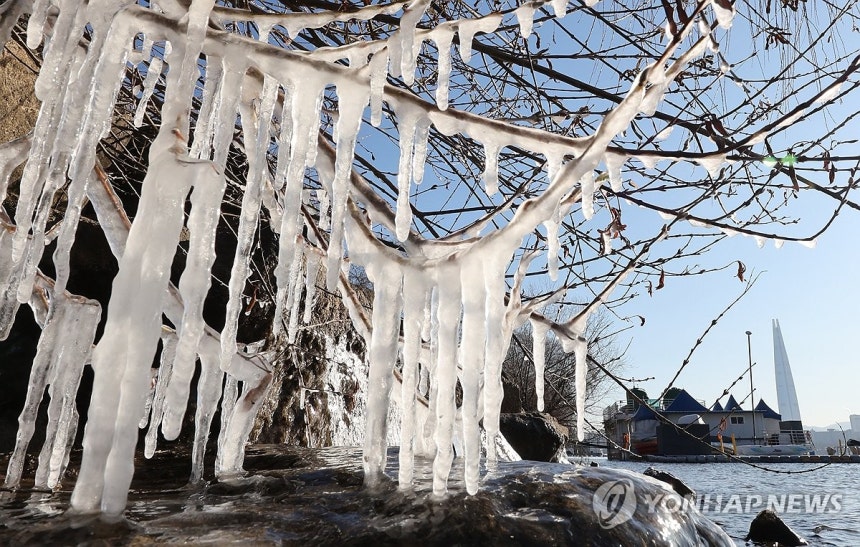 한파가 만든 고드름 (서울=연합뉴스) 이진욱 기자 = 올겨울 첫 한파경보가 내려진 26일 서울 광진구 한강 주변에 얼음이 얼어있다.2025.12.26 