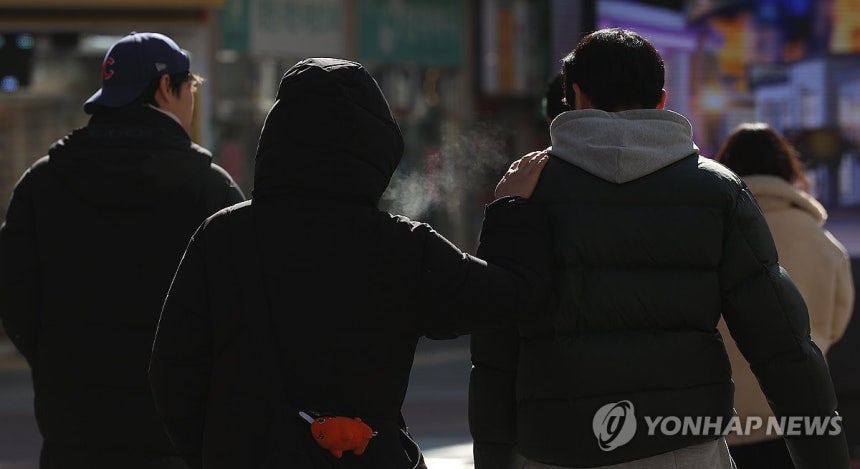 추위 찾아온 대구 (대구=연합뉴스) 윤관식 기자 = 추위가 찾아온 26일 대구 중구 동성로에서 시민들이 두꺼운 옷을 입고 이동하고 있다.2025.12.26 