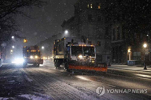 26일(현지시간) 뉴욕 폭설에 제설 작업 나선 제설차들 [AFP=연합뉴스] 