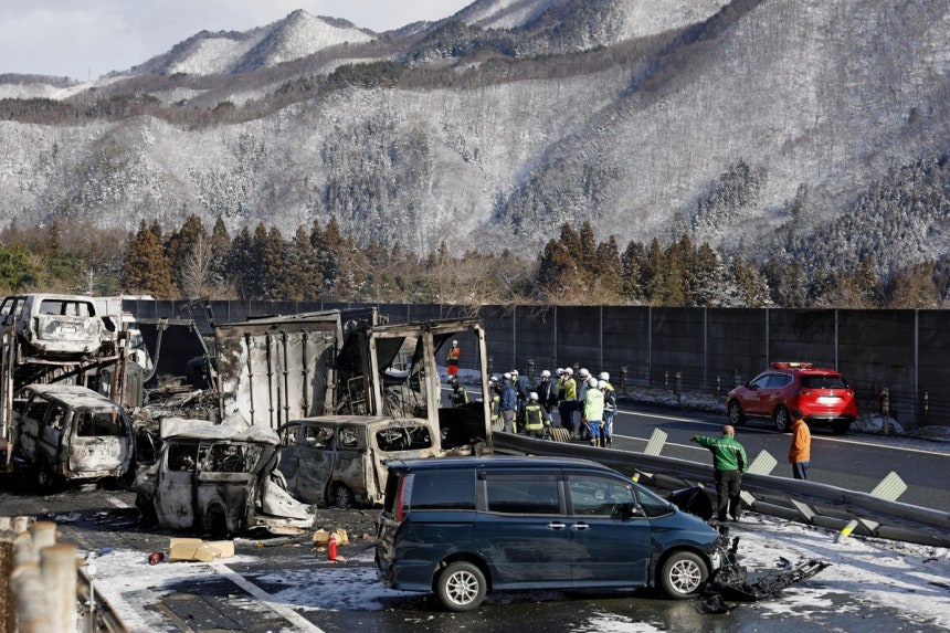 日 눈길 고속도로서 차량 60여대 연쇄 추돌…2명 사망
  [교도=연합뉴스, DB화 및 재배포 금지]