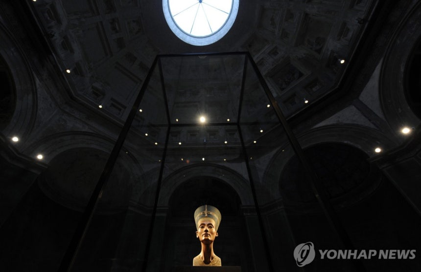 고대 이집트 왕비 네페르티티의 흉상 [EPA=연합뉴스.재판매 및 DB 금지]