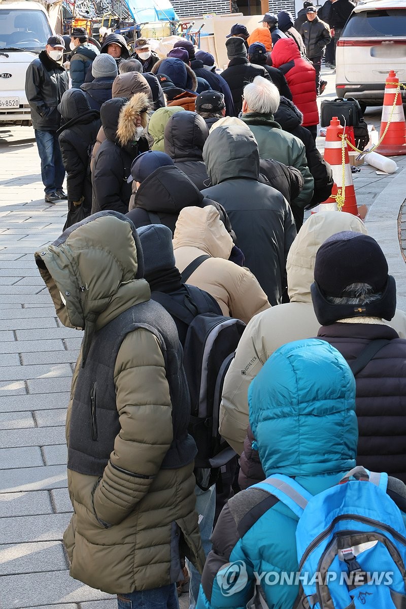 무료 급식소 앞의 어르신들 2025년 2월 서울 종로구 탑골공원 원각사 노인무료급식소 앞에서 어르신들이 점심 식사를 위해 줄지어 서 있다.[이정훈 기자 촬영]