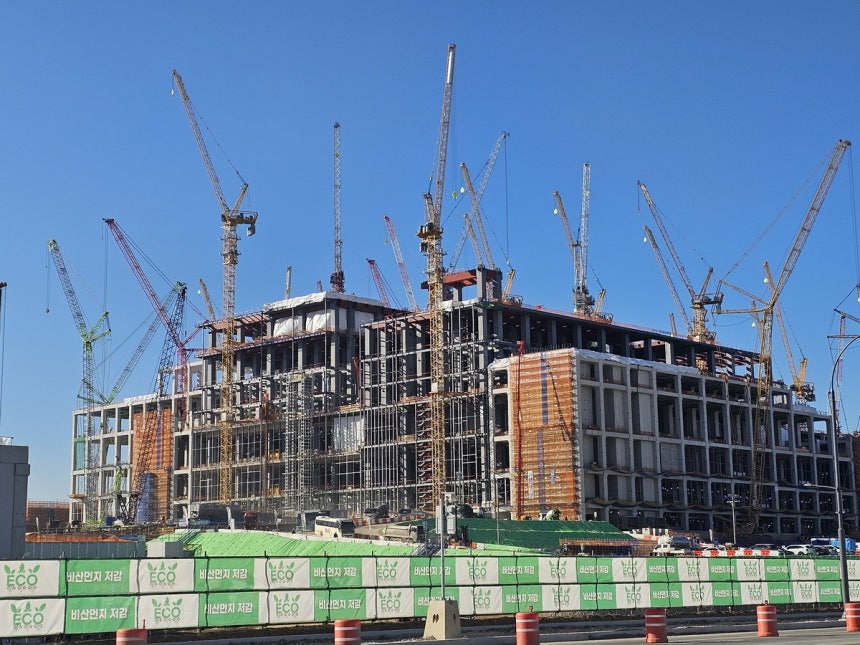 SK하이닉스 용인 클러스터 공사 현장 (용인=연합뉴스) 김민지 기자 = 지난 26일 찾은 SK하이닉스 용인 클러스터 공사 현장.첫 전진기지인 1기 팹 공사가 수십 대의 대형 크레인에 둘러싸여 한창 진행 중이다.2