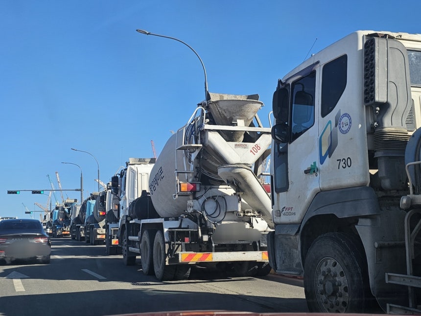 SK하이닉스 용인 클러스터 공사 현장 (용인=연합뉴스) 김민지 기자 = 지난 26일 찾은 SK하이닉스 용인 클러스터 공사 현장에서 수십 대의 래미콘 차량이 줄지어 있다.2025.12.26.k