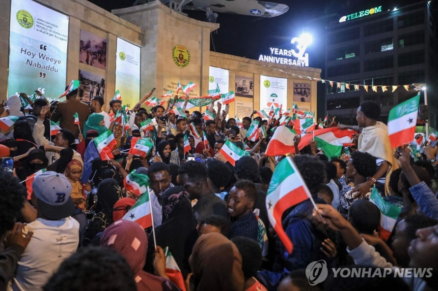 소말릴란드 하르게이사 시내에서 26일(현지시간) 주민들이 소말릴란드 국기를 흔들며 이스라엘의 자국 국가승인을 축하하고 있다.[AFP=연합뉴스]