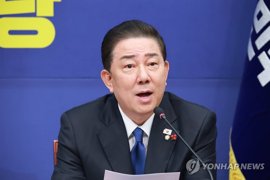 발언하는 김병기 원내대표 (서울=연합뉴스) 신현우 기자 = 더불어민주당 김병기 원내대표가 24일 서울 여의도 국회에서 열린 최고위원회의에서 발언하고 있다.2025.12.24 