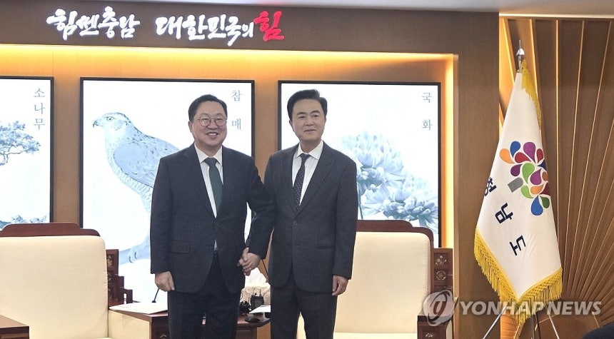 행정통합 방향 논의하러 만난 대전시장과 충남지사 (홍성=연합뉴스) 정윤덕 기자 = 이장우 대전시장(왼쪽)과 김태흠 충남지사가 24일 대전·충남 행정통합의 방향을 논의하기 위해 충남도청에서 만나 악수하고 있다.202