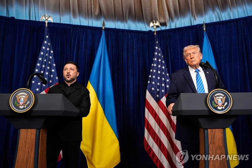 회담 결과 설명하는 트럼프-젤렌스키 대통령 [AP 연합뉴스]